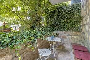 Lavish Holiday Home in Podstrana With Garden