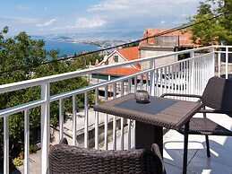 Lavish Holiday Home in Podstrana With Garden