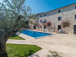 Stunning Villa in Kringa With Swimming Pool