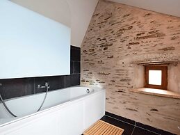 Rural Renovated Farmhouse With Large Garden