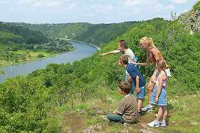 Cozy, Carefully Furnished Bungalow near Maas