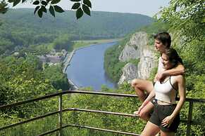 Cozy, Carefully Furnished Bungalow near Maas