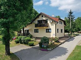 Boutique Apartment in Selište Drežnićko with Garden