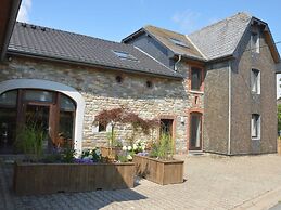 Gorgeous Holiday Home in Waimes With In-house Theatre & Pool