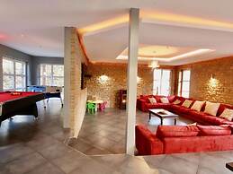 Luxurious Holiday Home in Stoumont With Pool