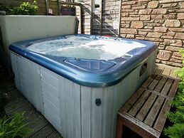 Cozy Cottage with Hot Tub, Sauna, Hammam