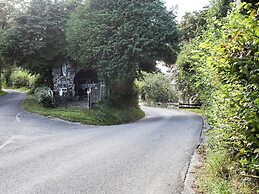 Well Kept House with Fireplace near Forest
