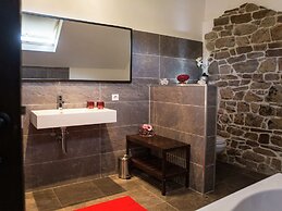 Well Kept House with Fireplace near Forest