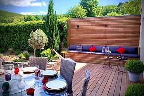 Well Kept House with Fireplace near Forest