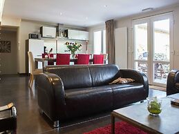 Well Kept House with Fireplace near Forest