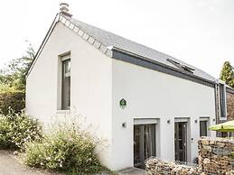 Well Kept House with Fireplace near Forest