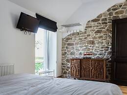 Well Kept House with Fireplace near Forest