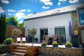 Well Kept House with Fireplace near Forest