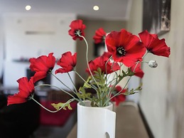 Well Kept House with Fireplace near Forest