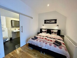 Well Kept House with Fireplace near Forest