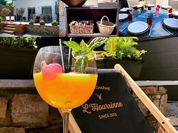 Well Kept House with Fireplace near Forest