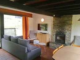 Nicely Furnished Bungalow with Fireplace near Maas
