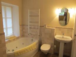 Delightful Castle in Bastogne with Hot Tub