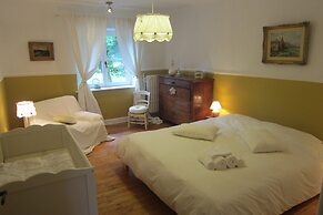 Delightful Castle in Bastogne with Hot Tub