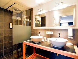 Luxurious Villa with Sauna, Hot Tub, Recreation Room, Large Enclosed G