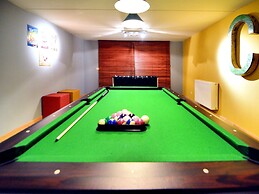 Luxurious Villa with Sauna, Hot Tub, Recreation Room, Large Enclosed G