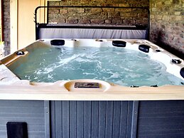 Luxurious Villa with Sauna, Hot Tub, Recreation Room, Large Enclosed G