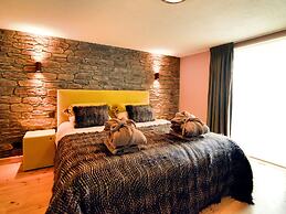 Luxurious Villa with Sauna, Hot Tub, Recreation Room, Large Enclosed G