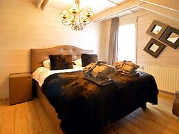 Luxurious Villa with Sauna, Hot Tub, Recreation Room, Large Enclosed G
