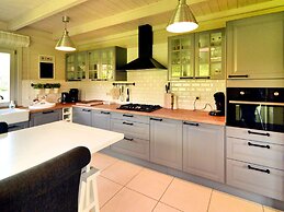 Luxurious Villa with Sauna, Hot Tub, Recreation Room, Large Enclosed G