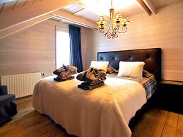 Luxurious Villa with Sauna, Hot Tub, Recreation Room, Large Enclosed G
