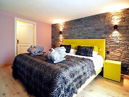 Luxurious Villa with Sauna, Hot Tub, Recreation Room, Large Enclosed G