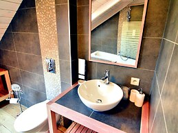 Luxurious Villa with Sauna, Hot Tub, Recreation Room, Large Enclosed G