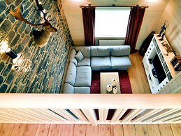 Luxurious Villa with Sauna, Hot Tub, Recreation Room, Large Enclosed G