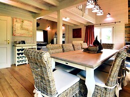 Luxurious Villa with Sauna, Hot Tub, Recreation Room, Large Enclosed G