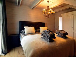 Luxurious Villa with Sauna, Hot Tub, Recreation Room, Large Enclosed G