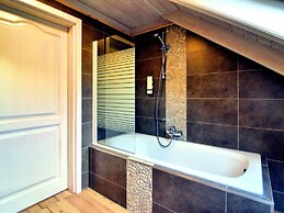 Luxurious Villa with Sauna, Hot Tub, Recreation Room, Large Enclosed G