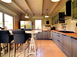 Luxurious Villa with Sauna, Hot Tub, Recreation Room, Large Enclosed G