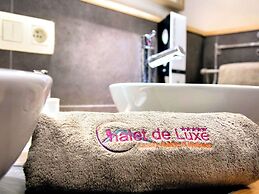 Luxurious Villa with Sauna, Hot Tub, Recreation Room, Large Enclosed G