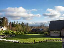 Luxurious Villa with Sauna, Hot Tub, Recreation Room, Large Enclosed G