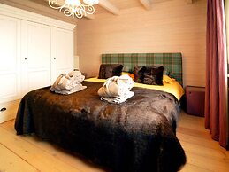 Luxurious Villa with Sauna, Hot Tub, Recreation Room, Large Enclosed G