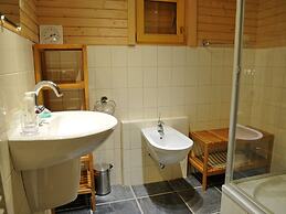 Spacious Chalet Located at Bomal with Hot Tub & Garden Parlour
