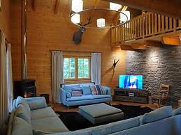 Spacious Chalet Located at Bomal with Hot Tub & Garden Parlour