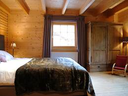 Spacious Chalet Located at Bomal with Hot Tub & Garden Parlour