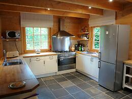 Spacious Chalet Located at Bomal with Hot Tub & Garden Parlour