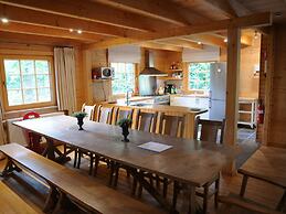 Spacious Chalet Located at Bomal with Hot Tub & Garden Parlour