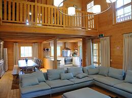 Spacious Chalet Located at Bomal with Hot Tub & Garden Parlour