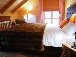 Spacious Chalet Located at Bomal with Hot Tub & Garden Parlour