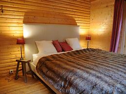 Spacious Chalet Located at Bomal with Hot Tub & Garden Parlour