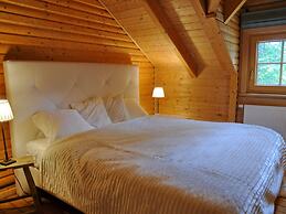 Spacious Chalet Located at Bomal with Hot Tub & Garden Parlour
