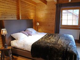 Spacious Chalet Located at Bomal with Hot Tub & Garden Parlour